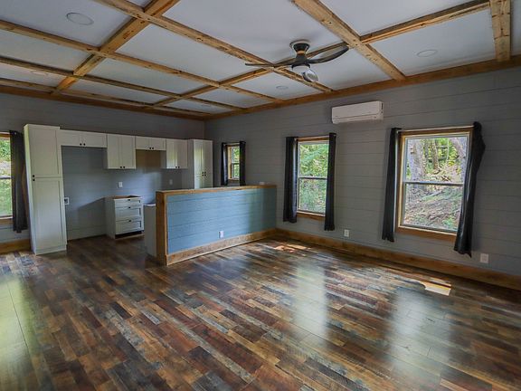 3rd image of 139 Salzer Mountain Rd W