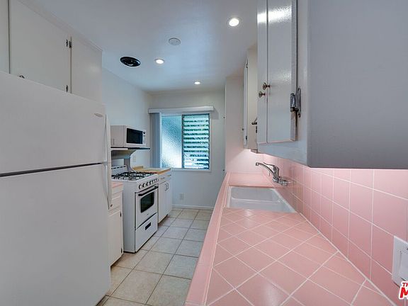 2nd image of 827 Lincoln Blvd APT D