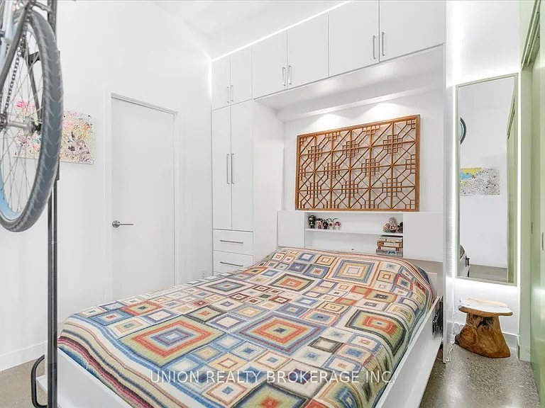 569 King St E #404 — Photo 17