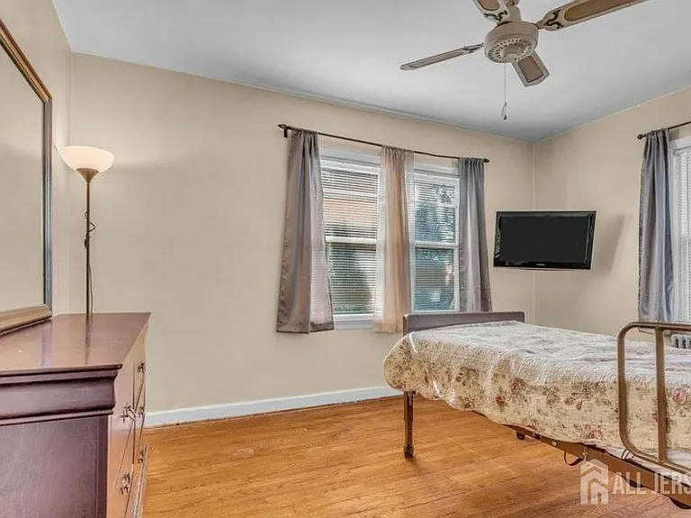 402 Ryders Ln — Photo 8