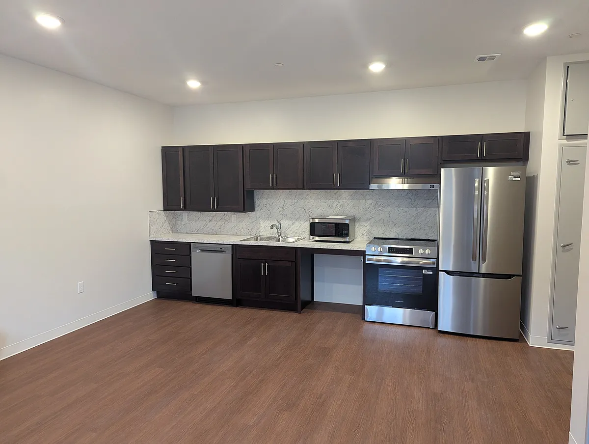 Building Photo - 2017 Eastern Ave SE #102