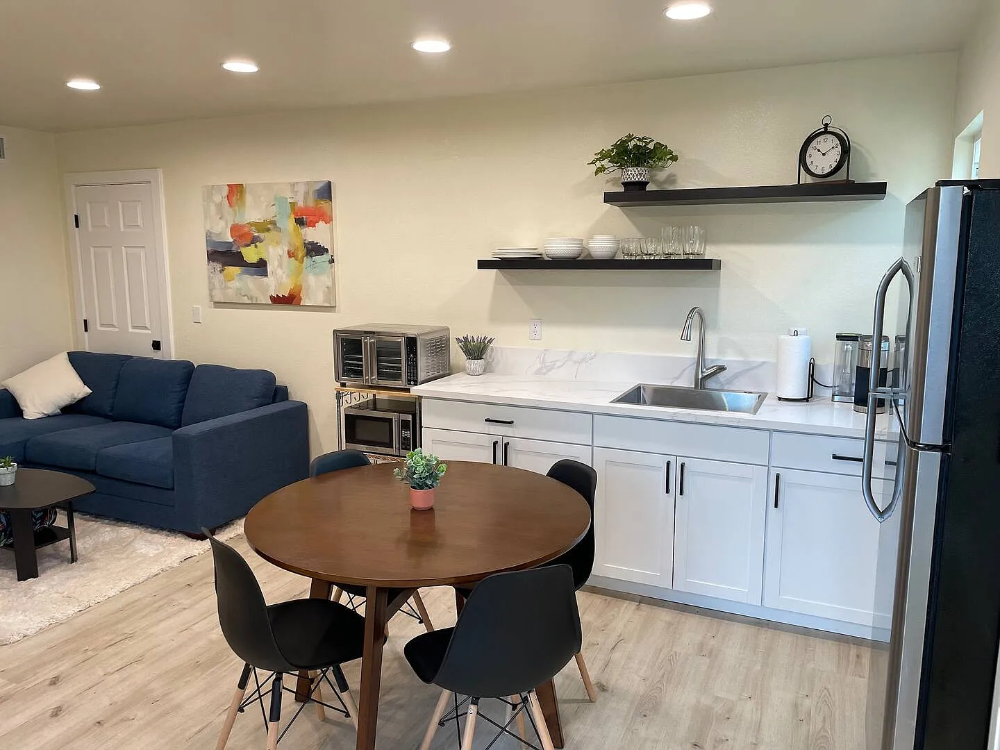 3 bed, 900 sqft, $2,650 — Photo 2