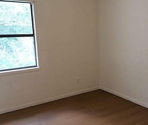 3rd image of 807 Roden Ln