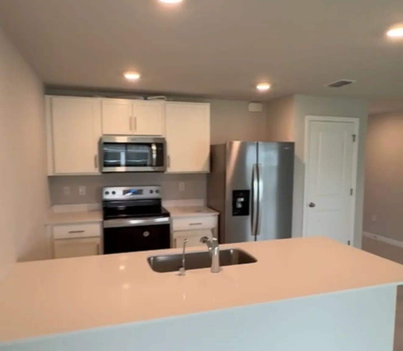Hermosa casa 4/2 en Lehigh Acres Patio amplio y lista para mudarse — Photo 4