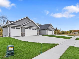 901 Miles St, Robins, IA 52328