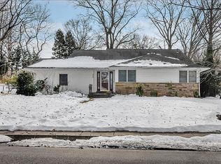 114 Colonial Rd, Great Neck, NY 11021