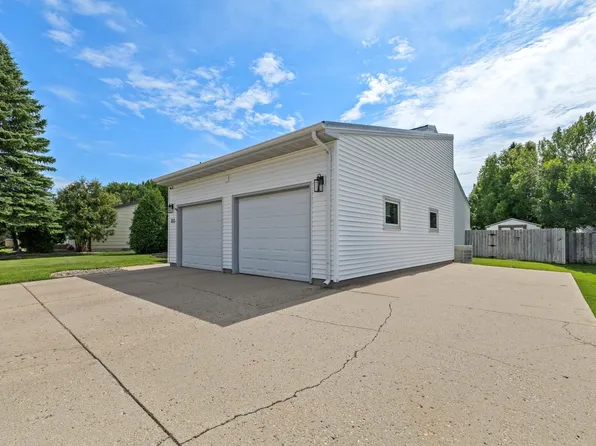 2615 NW Crescent Dr, Minot, ND 58703