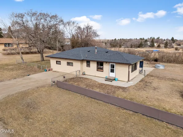 310 27th St N, Mandan, ND 58554