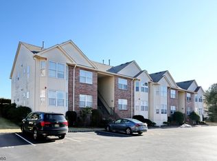16 Frankie Ln, East Hanover, NJ 07936