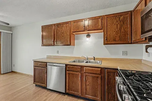 3 bed, 1408 sqft, $2,400 — Photo 4