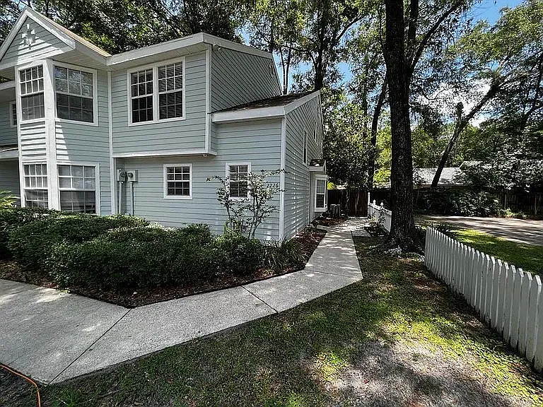 2 bed, 1044 sqft, $1,575 — Photo 1