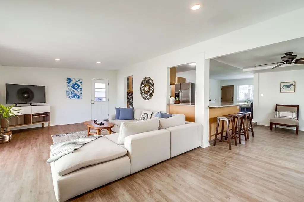 2 bed, 1.0 bath, $5,825 — Photo 2