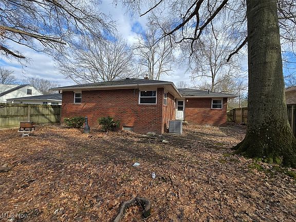 5th image of 640 N Hawkins Ave