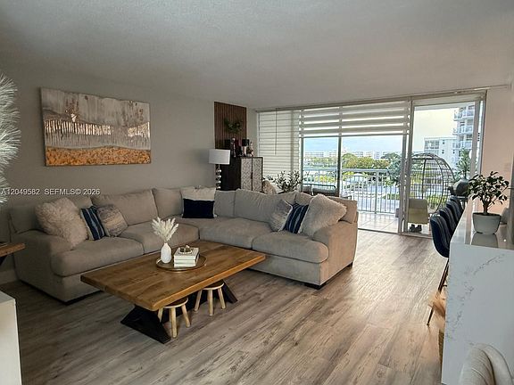 2nd image of 18061 Biscayne Blvd APT 404