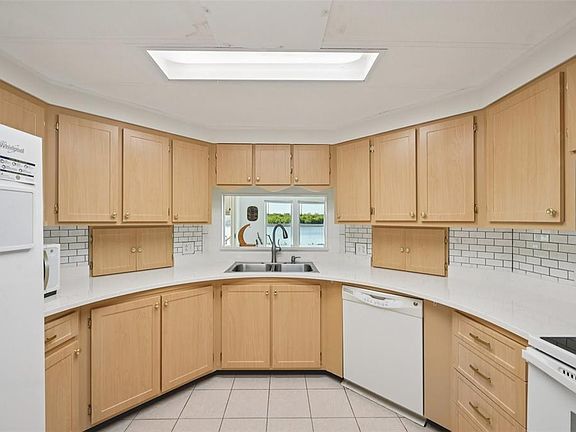 5th image of 156 Martinique Rd