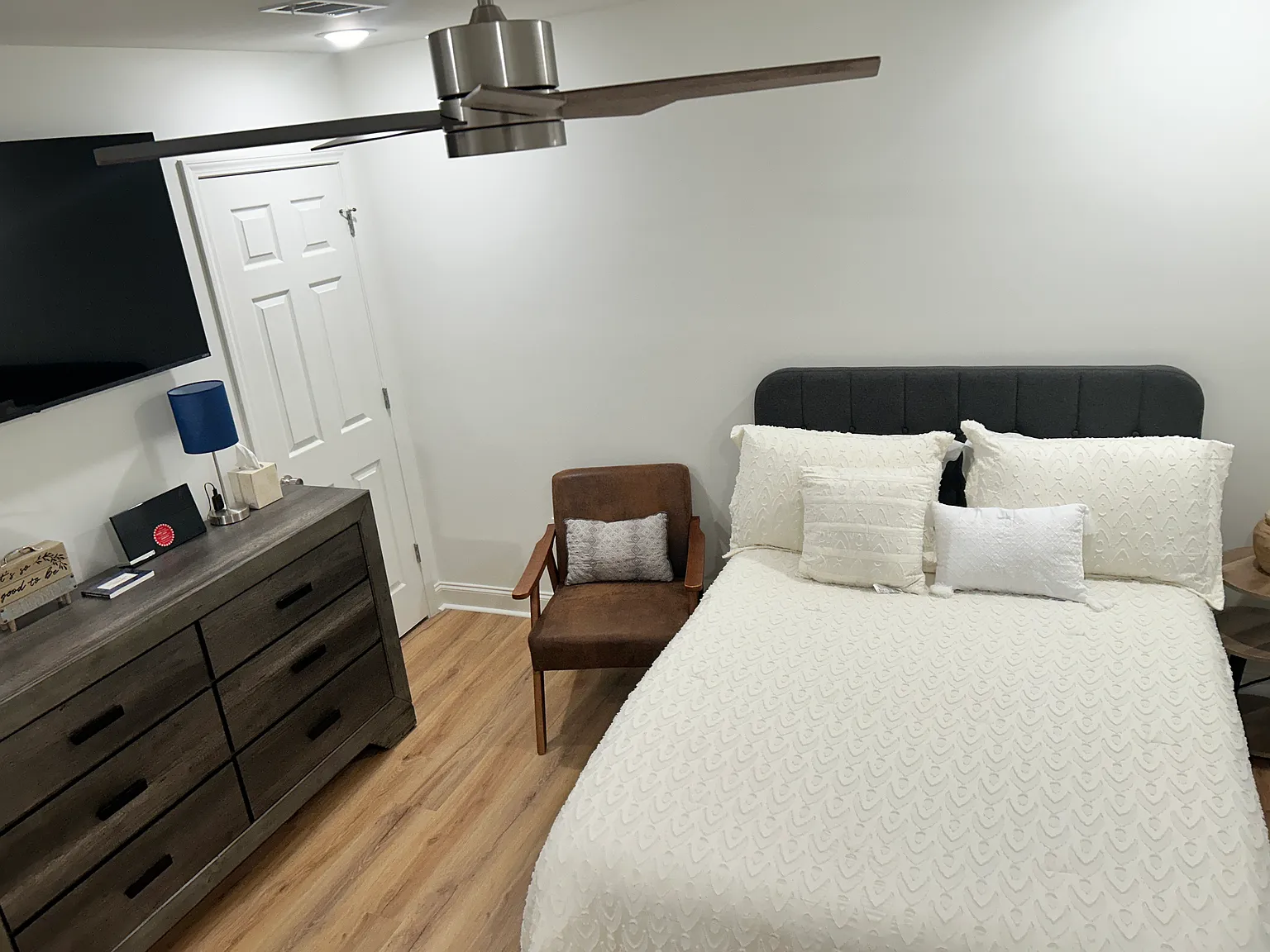 3 bed, 1000 sqft, $1,674 — Photo 4