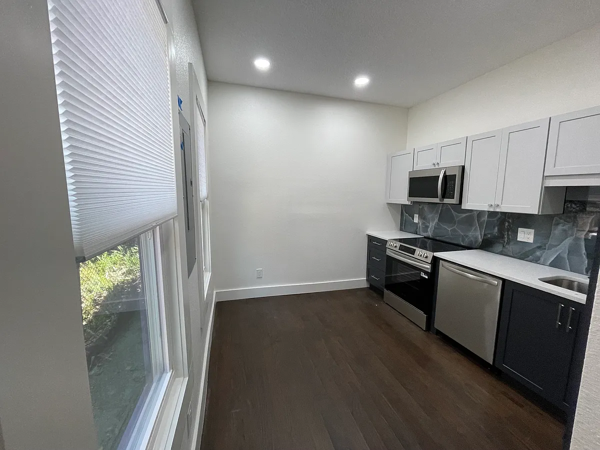 Building Photo - 2735 Riverside Ave #1