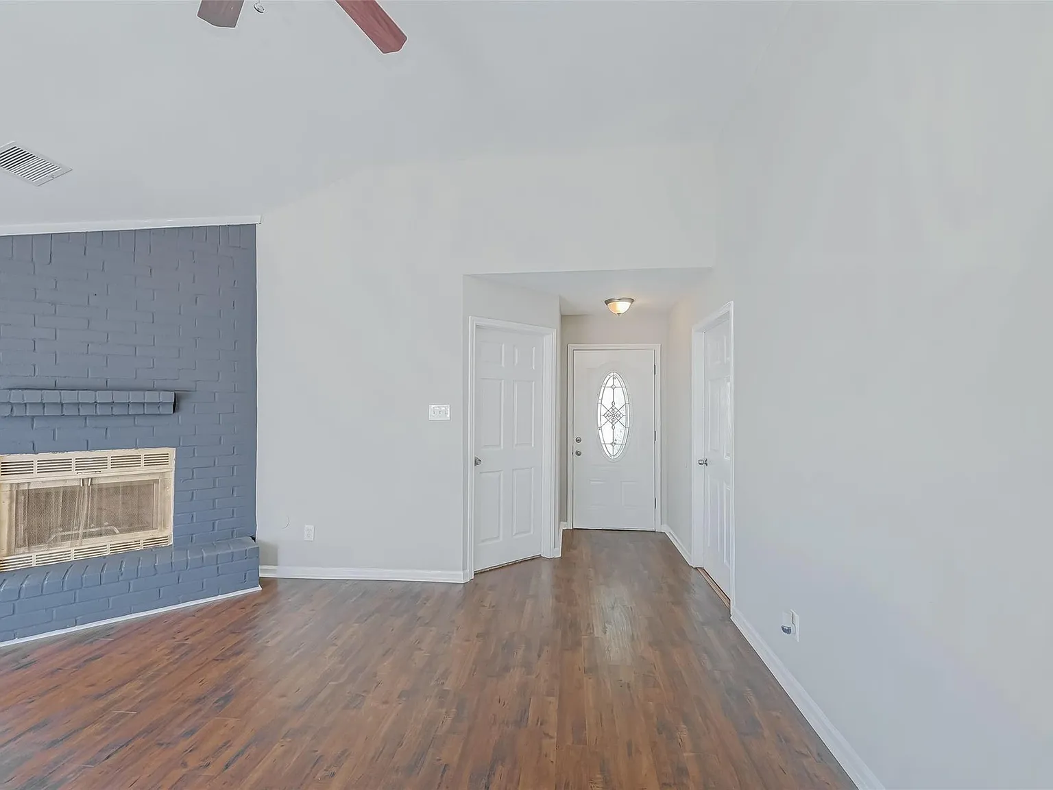 3 bed, 2.0 bath, 1096 sqft, $1,900 — Photo 3