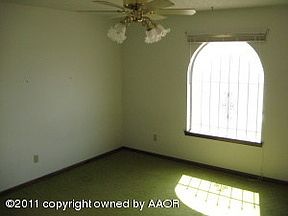4th image of 18001 Park Cir W