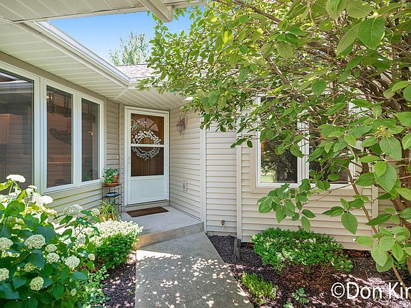 2nd image of 2224 Meadowglen Dr NE