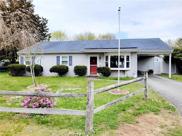 12 Chariho Dr, Richmond, RI 02898