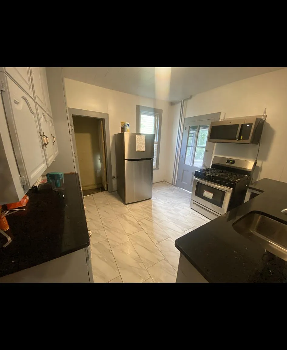 5 bed, 2.5 bath, 1488 sqft, $3,250 — Photo 3