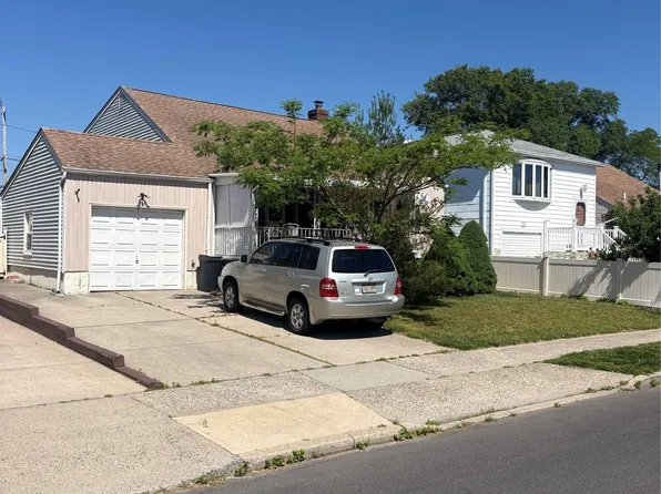 70 Parma Rd, Island Park, NY 11558