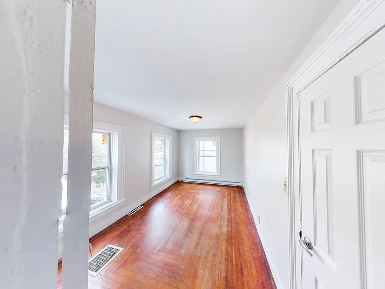 30 Henry St — Photo 13