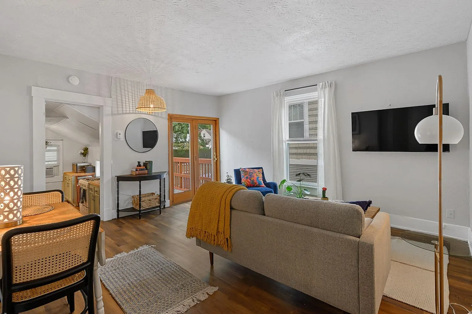 1 bed, 1.0 bath, 721 sqft, $2,254 — Photo 2