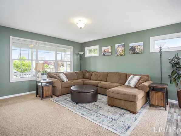 2100 Crystalstone Ct SE, Caledonia, MI 49316