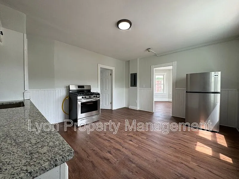 1 bed, 1.0 bath, $1,395 — Photo 3