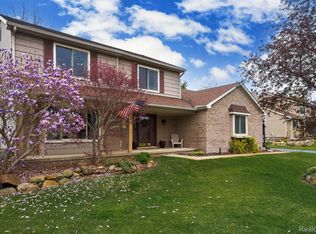 2588 Briar Cliff Dr, Highland, MI 48357