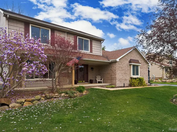 2588 Briar Cliff Dr, Highland, MI 48357