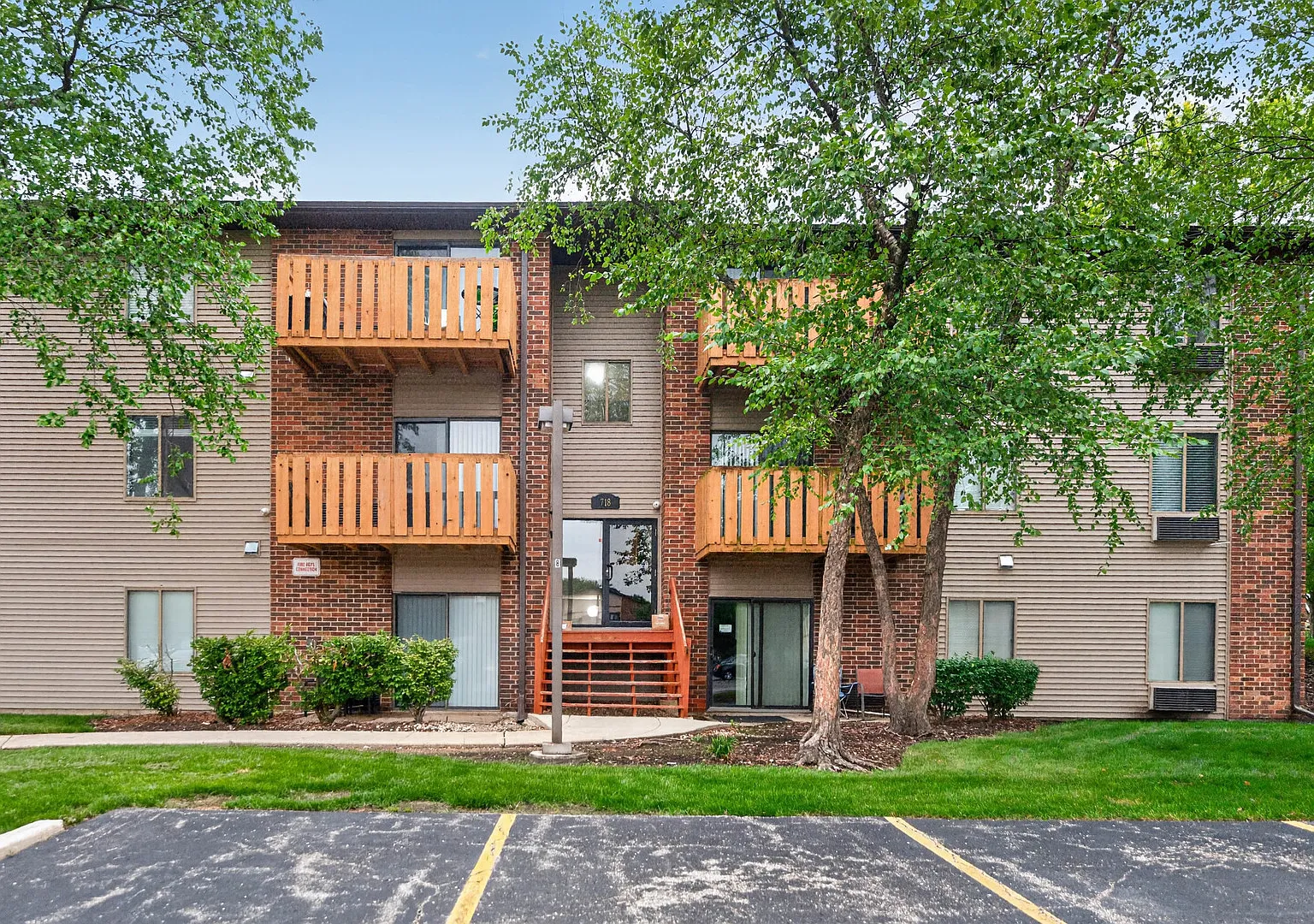 2 bed, 910 sqft, $1,895 — Photo 1