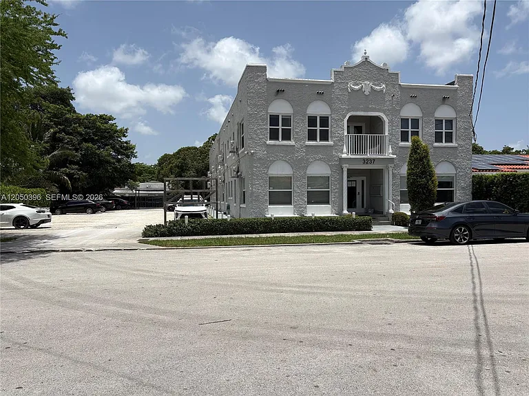 3237 SW 4th St #5 — Photo 1