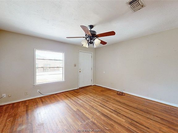 4th image of 105 Sunny St