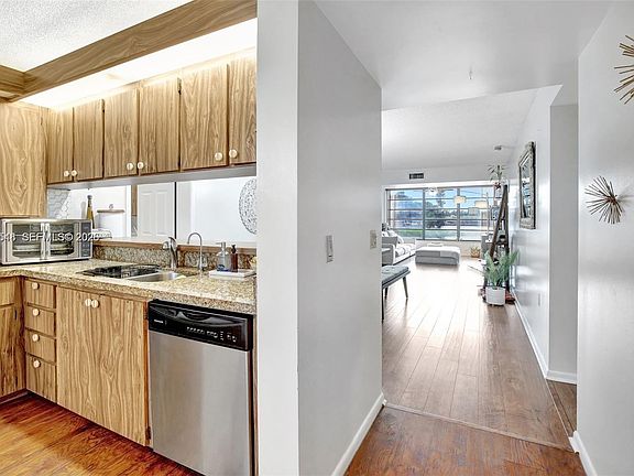 5th image of 1532 Whitehall Dr APT 202