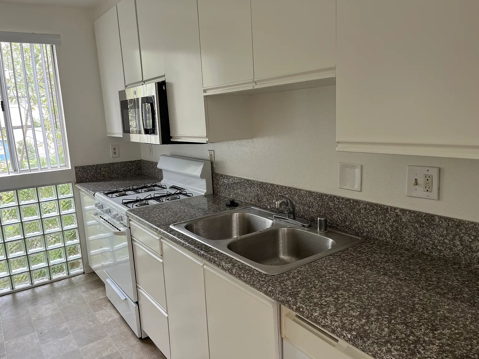 2 bed, 2.5 bath, 1185 sqft, $3,100 — Photo 2