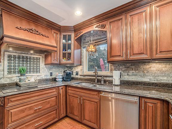 4th image of 764 Moorland Dr