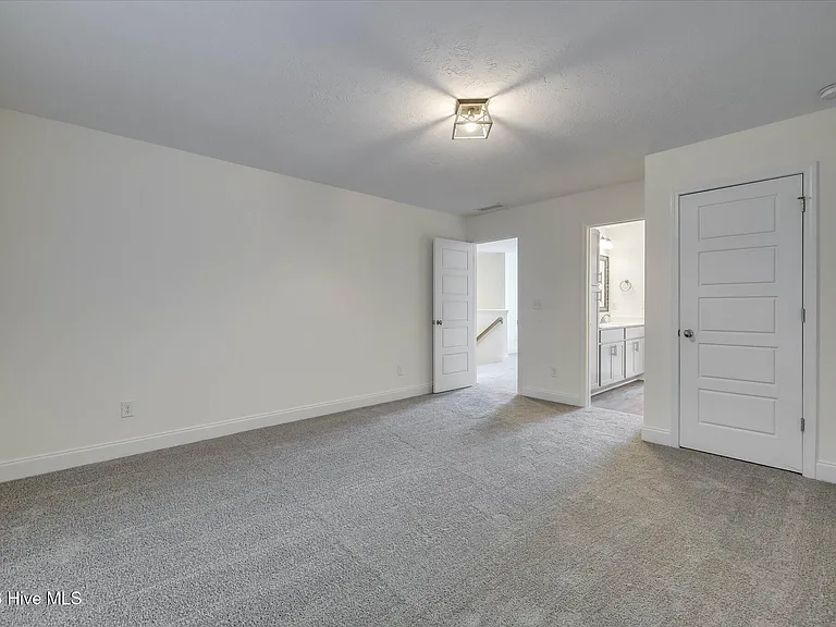 711 Courtland Ln — Photo 32