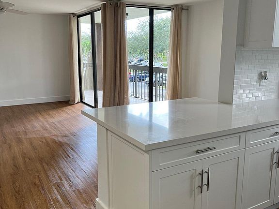 4th image of 955 Egret Cir APT B211