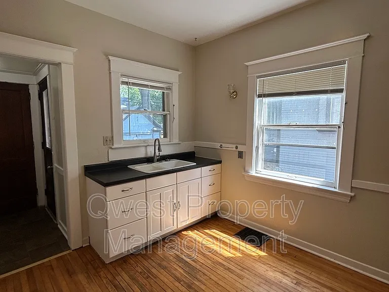 1335 Logan St SE — Photo 5