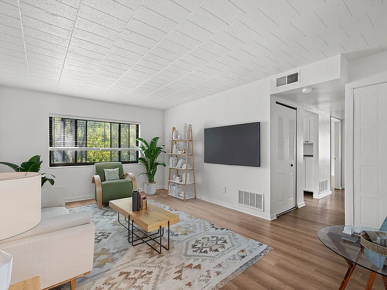 Edgewood Court Apartments — Photo 8