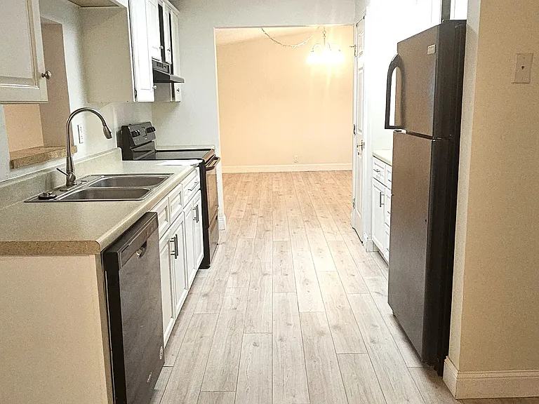 2304 Kingston St S — Photo 14