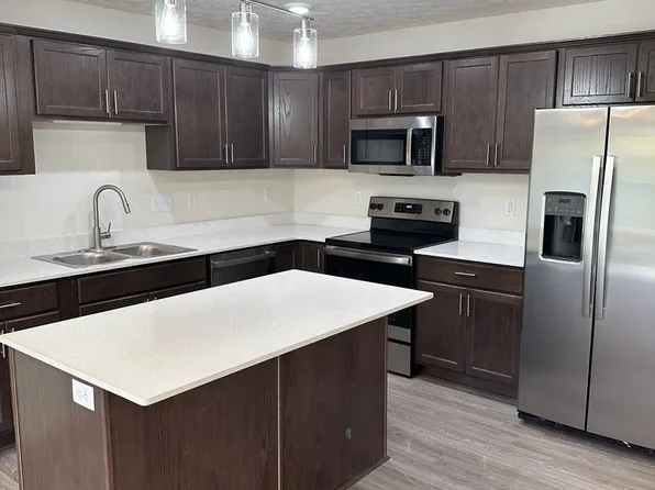 1512 Redfern Dr, Farmington, NY 14425