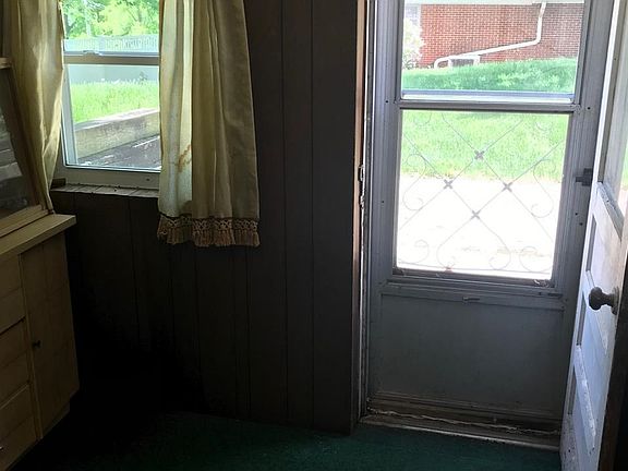 3rd image of 2219 Park Ln