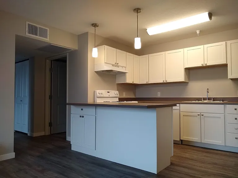 511 Cavalier Dr — Photo 5
