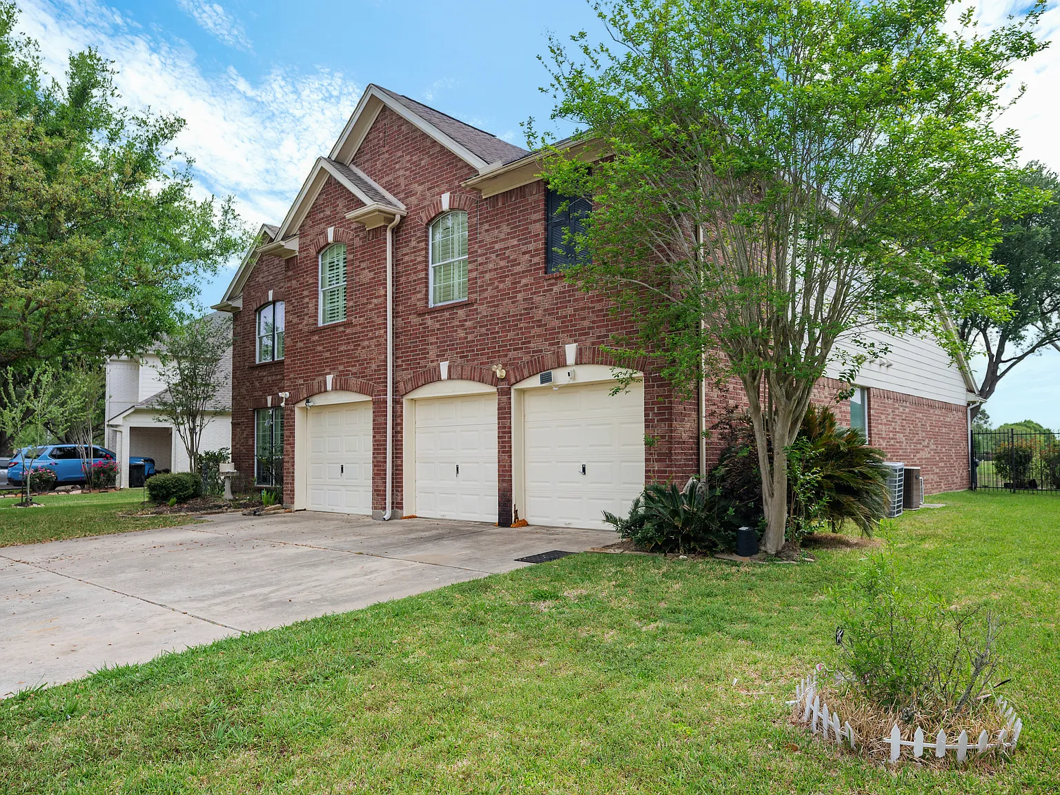 5 bed, 3.5 bath, 4125 sqft, $3,550 — Photo 2