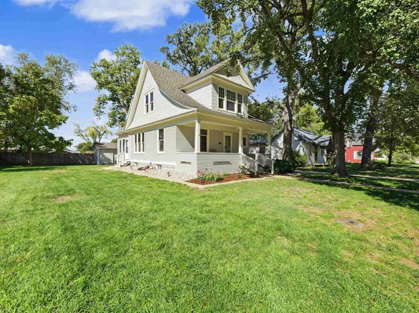 717 N Main St, Lindsborg, KS 67456