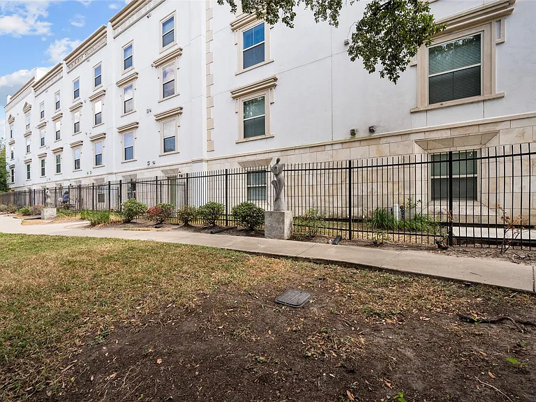 3501 Chenevert St #22 — Photo 36